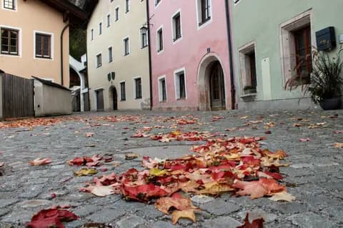 Októberi levelek Rattenberg utcáin