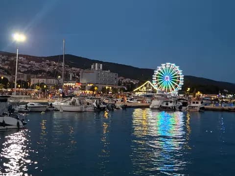 Crkvenica esti fényekben