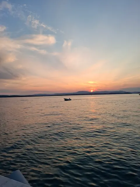 Csónak a naplementében - Crkvenica 2025